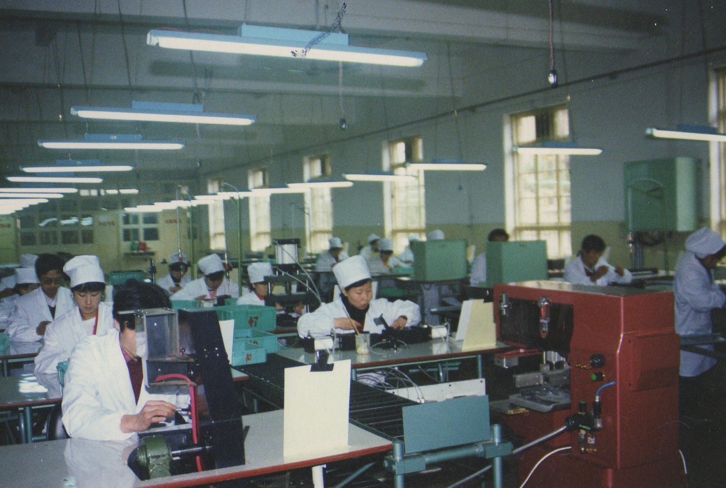 1990年低壓電器生產場面